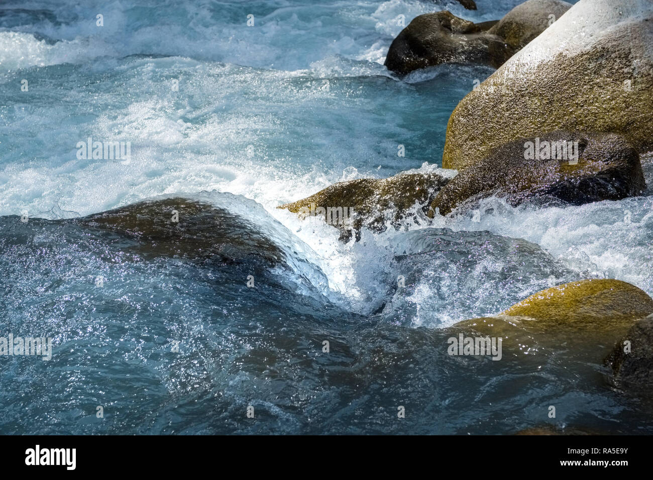 Rivière qui coule dans l'himalaya Banque D'Images