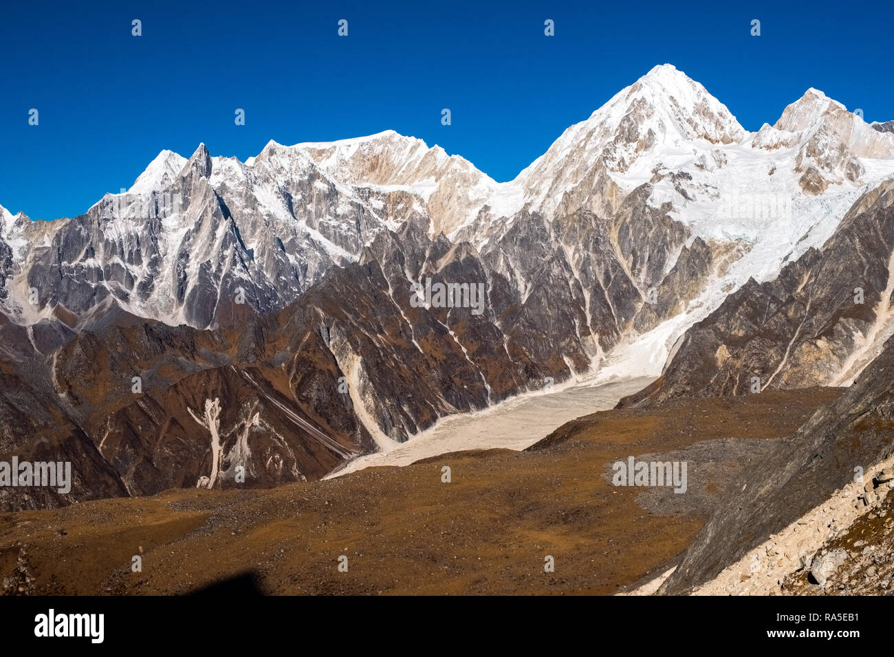 Vue des montagnes et des glaciers de la Larkya Pass sur le Manaslu Népal Himalaya, Trek Circuit Banque D'Images