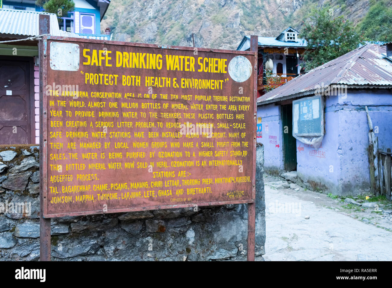 Schéma de l'eau potable sur le circuit d'affichage Annapurna trek, au Népal Banque D'Images