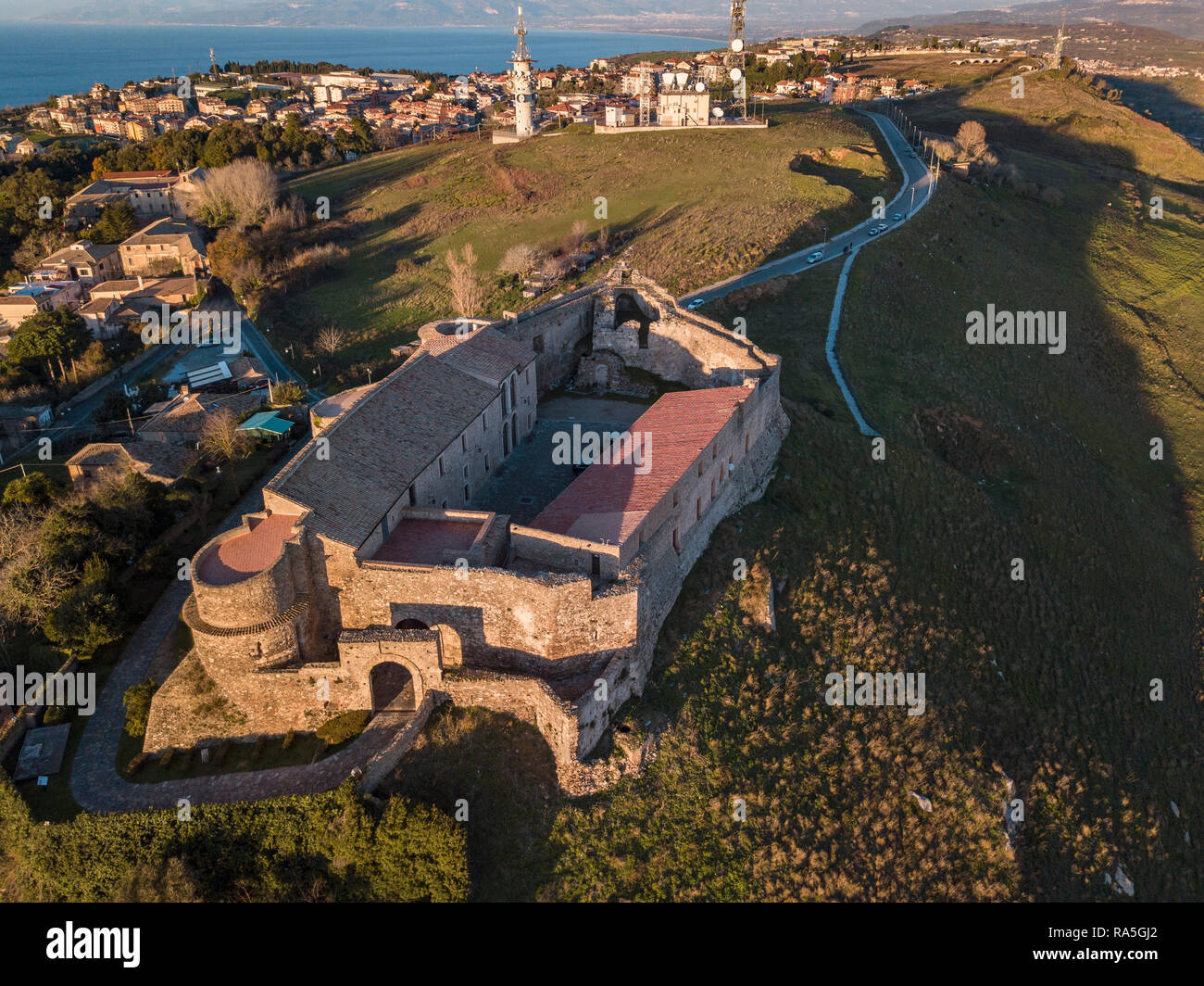 Vue aérienne du Château Souabe Norman, Vibo Valentia, Calabre, Italie. Aperçu de la ville vu du ciel, les maisons et les toits Banque D'Images