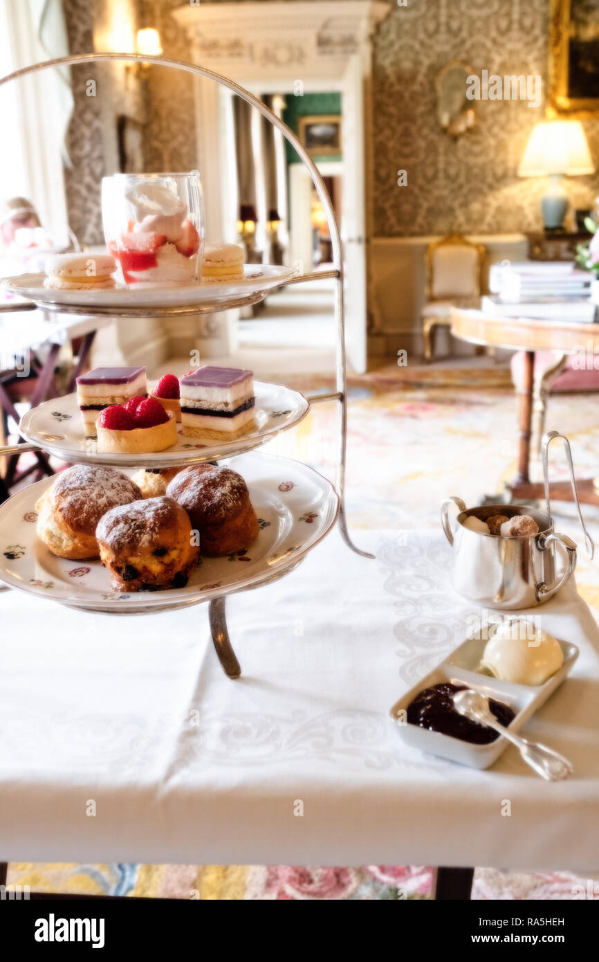 Un Cake Stand Plein De Fantaisie Gateaux Et Patisseries Pour Un The Anglais L Apres Midi Ta Hartwell House Photo Stock Alamy