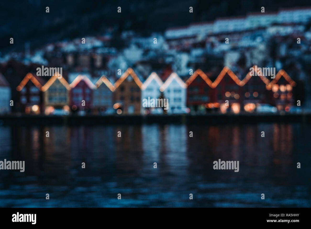 Célèbre maisons en bois avec des lumières de Noël à Bergen, Norvège Banque D'Images