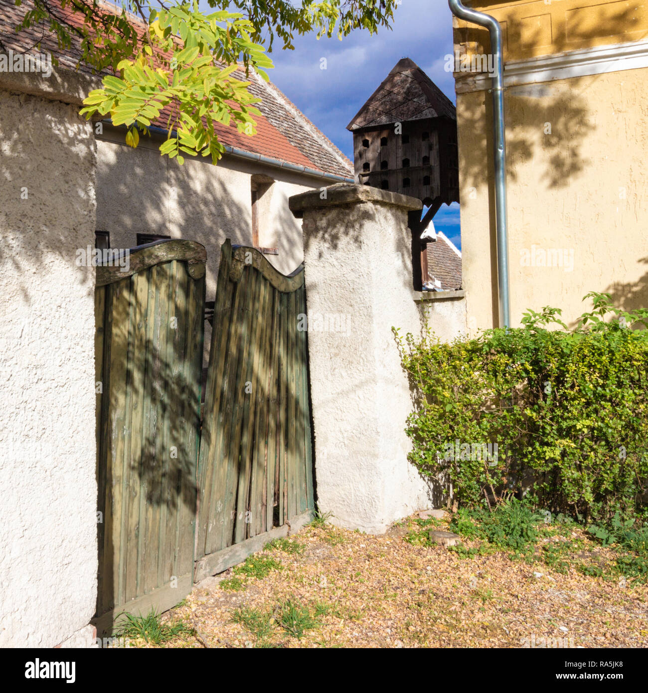 Porte en bois traditionnel avec pigeonry dans la cour en Fertorakos, Hongrie. Banque D'Images