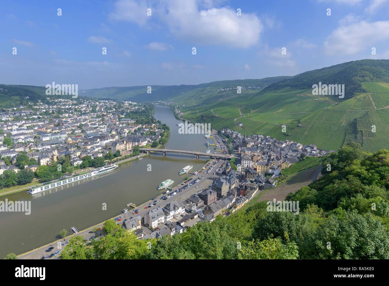 Vue sur la vieille ville de la ruine du château Landshut, Bernkastel-Kues, Rhénanie-Palatinat, Allemagne Banque D'Images