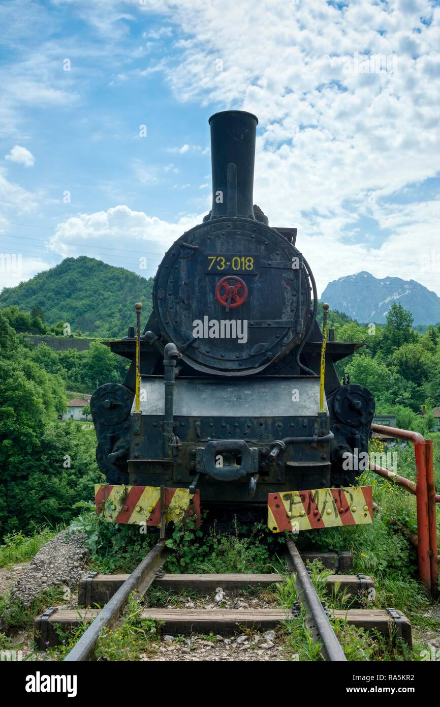 En tant que locomotive un monument commémorant la bataille de Neretva en 1943, Pirot, Bosnie-Herzégovine Banque D'Images