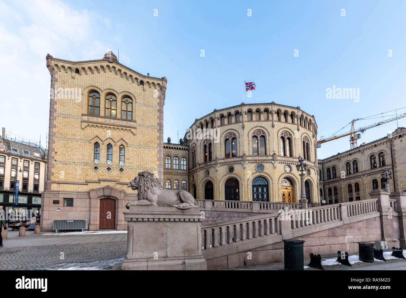 De l'extérieur du Parlement de Norvège à Oslo, Norvège. La Statue de Lion à l'avant, la neige au sol. Banque D'Images