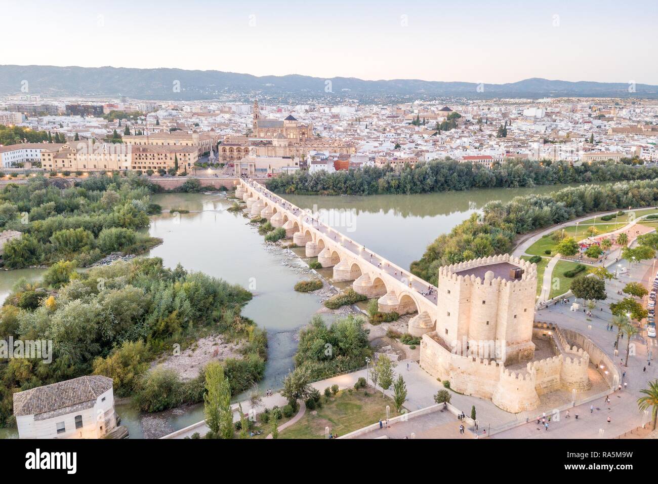 Vue aérienne du célèbre pont romain et de la mosquée, Cathédrale de Cordoue, Andalousie, Espagne Banque D'Images