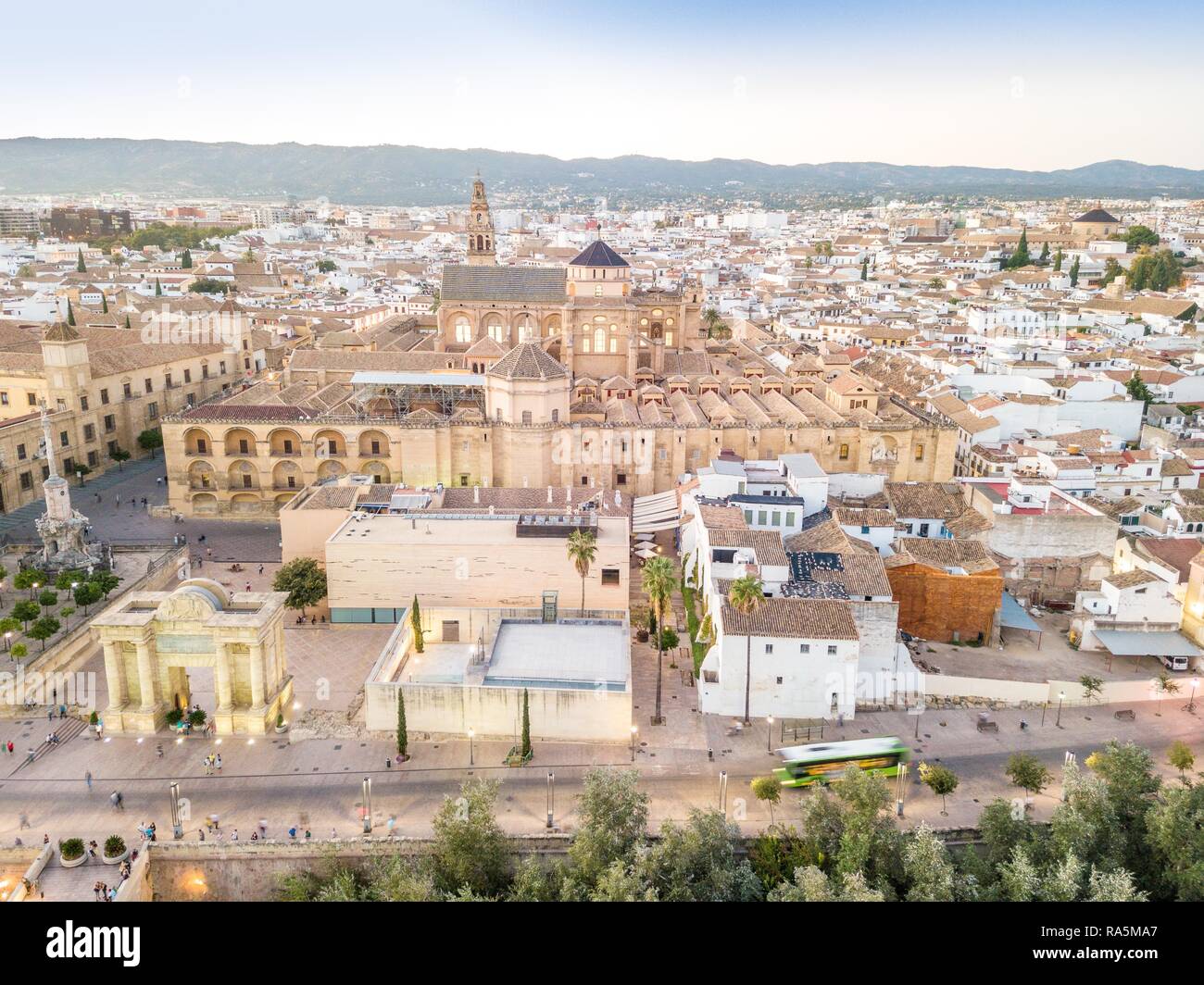 Vue aérienne de la mosquée, la cathédrale et Saint Rafael Arc de Triomphe au cœur de Cordoue, Andalousie, Espagne Banque D'Images