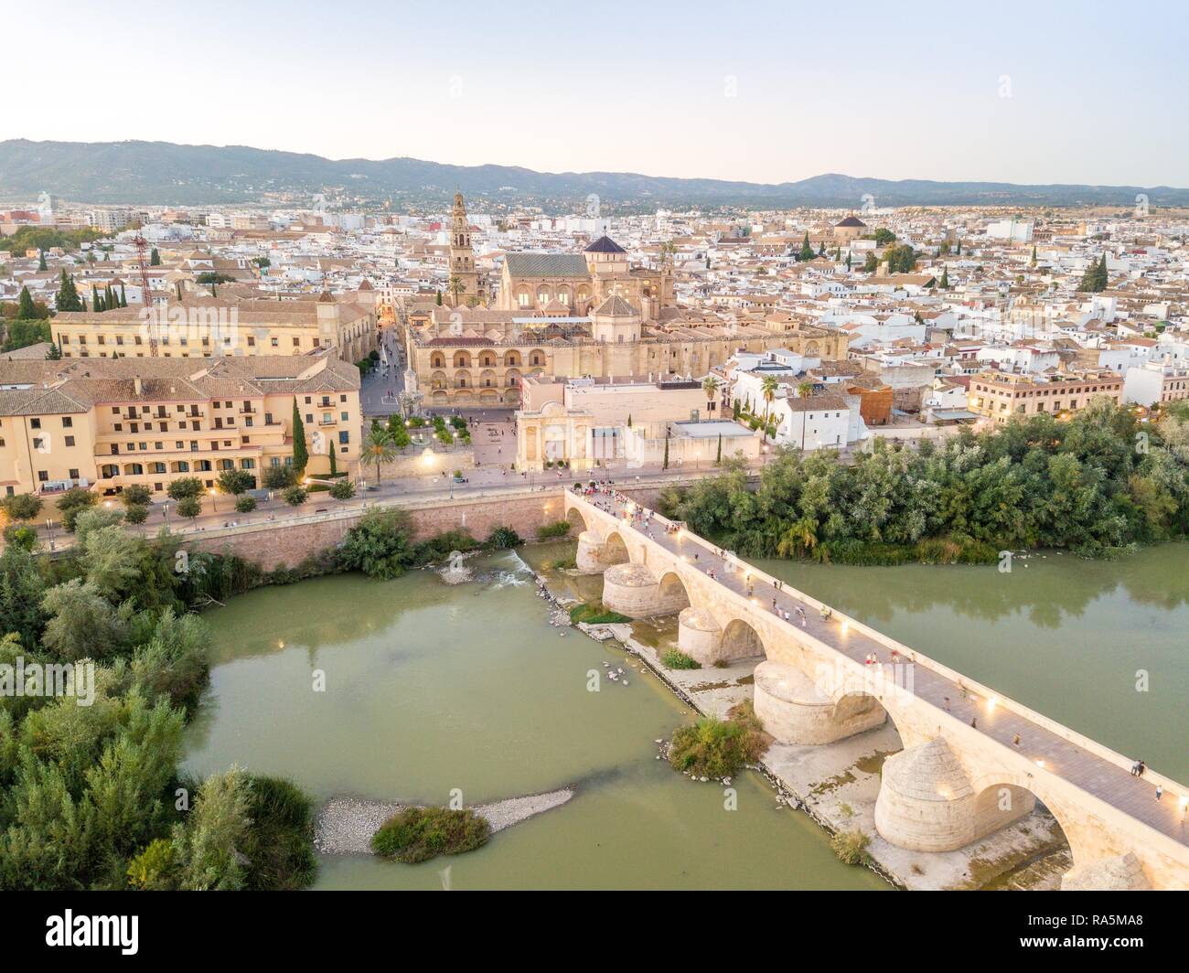 Vue aérienne du célèbre pont romain et de la mosquée, Cathédrale de Cordoue, Andalousie, Espagne Banque D'Images
