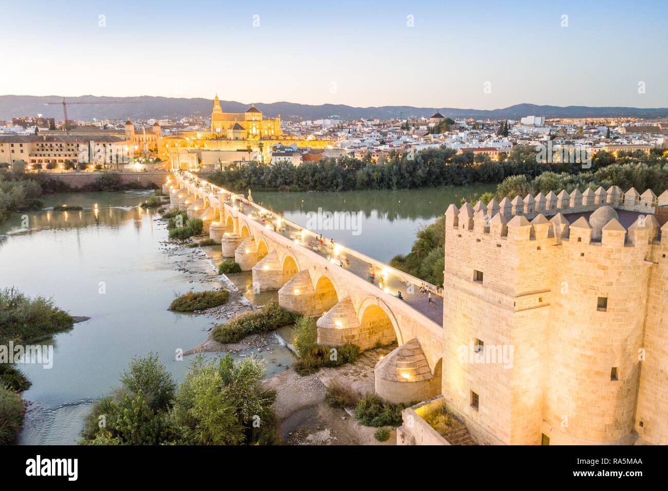 Vue aérienne du célèbre pont romain et de la mosquée, Cathédrale de Cordoue, Andalousie, Espagne Banque D'Images