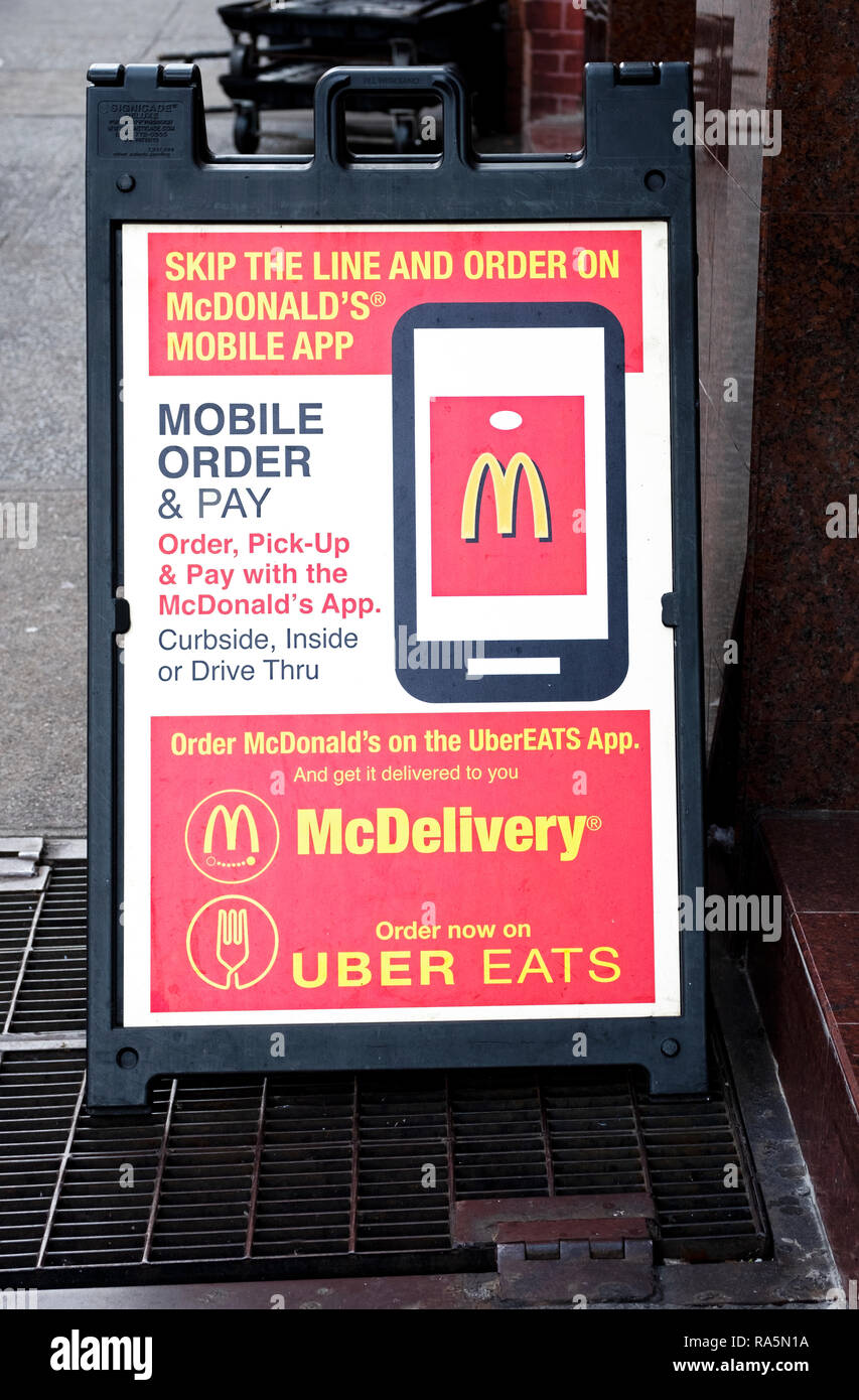 Un signe extérieur d'un McDonald's à Greenwich Village, la promotion d'une nouvelle application mobile et la possibilité de commander sur McDelivery Uber et mange. Banque D'Images