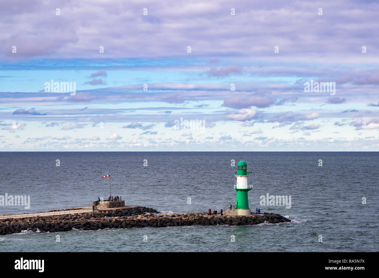 Mole sur la côte de la mer Baltique à Warnemuende, Allemagne. Banque D'Images