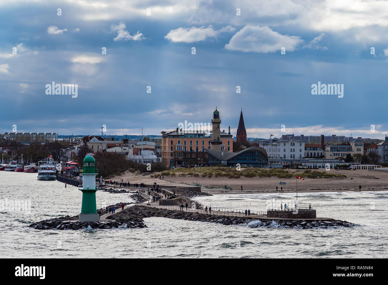 Mole sur la côte de la mer Baltique à Warnemuende, Allemagne. Banque D'Images