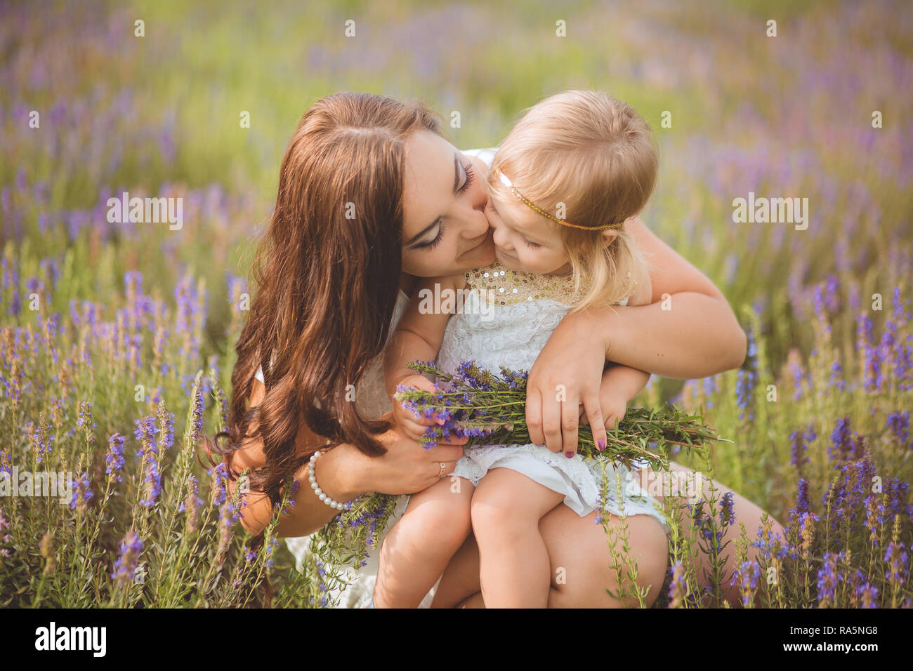 Jeune Brunette Adorable Mere Maman Qui Pose L Embrasser Toute