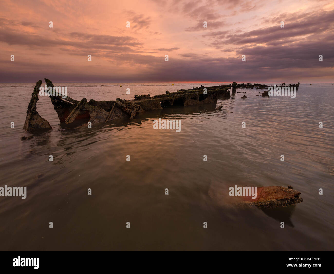 Lever de soleil derrière une épave de la Seconde Guerre mondiale dans le nord de la France Banque D'Images