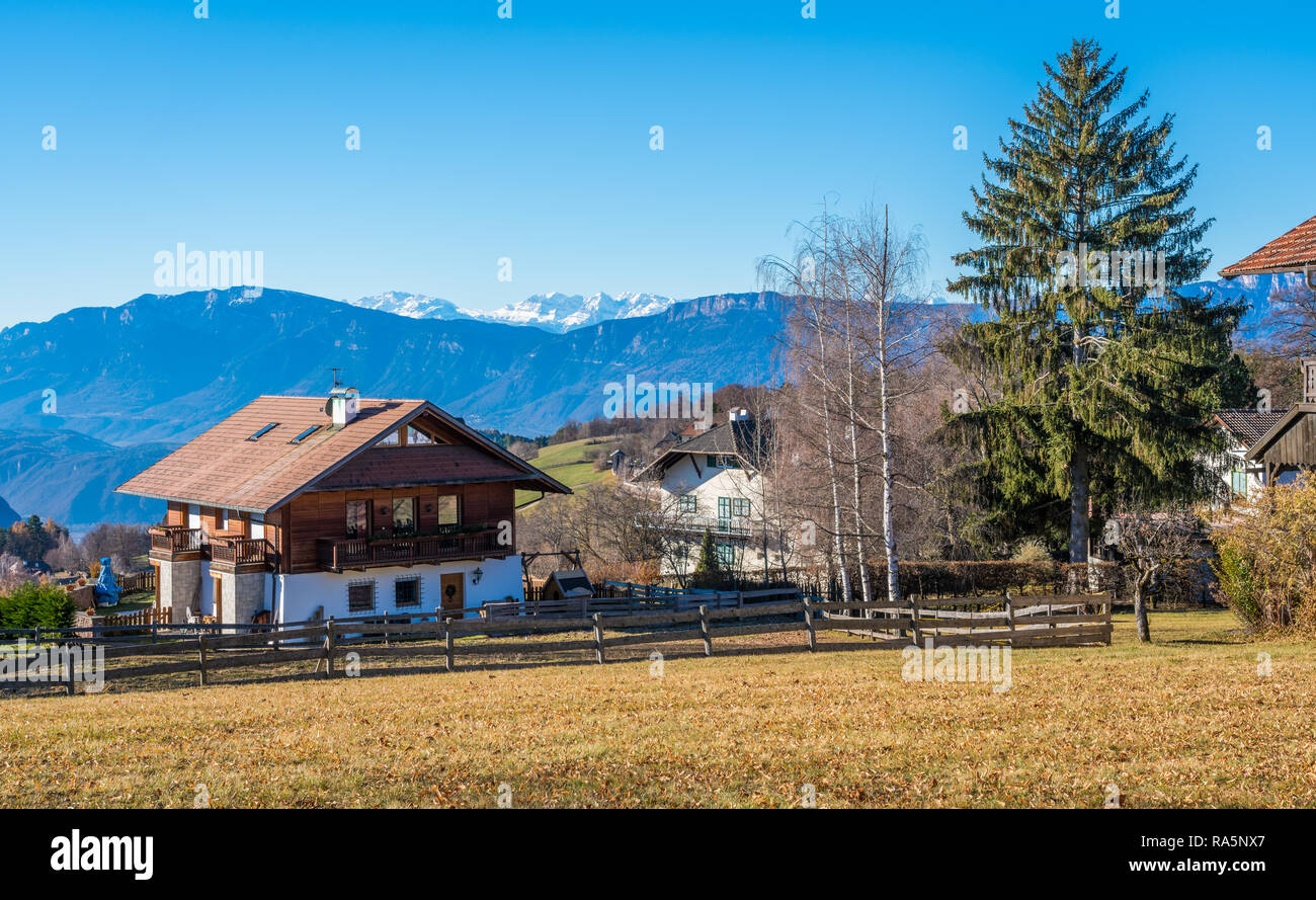Paysage hivernal idyllique dans la région de Bolzano, Trentin-Haut-Adige, Italie du nord. Banque D'Images