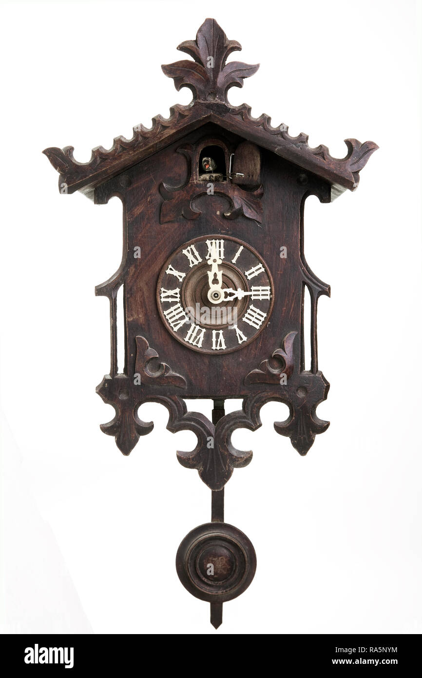 Vieille forêt noire Cuckoo Clock in front of white background Banque D'Images