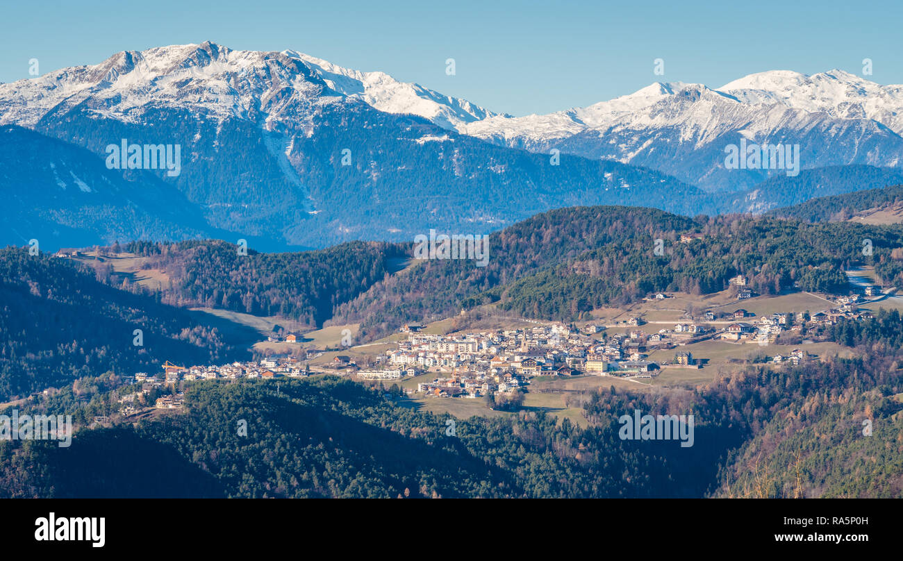 Paysage hivernal idyllique dans la région de Bolzano, Trentin-Haut-Adige, Italie du nord. Banque D'Images