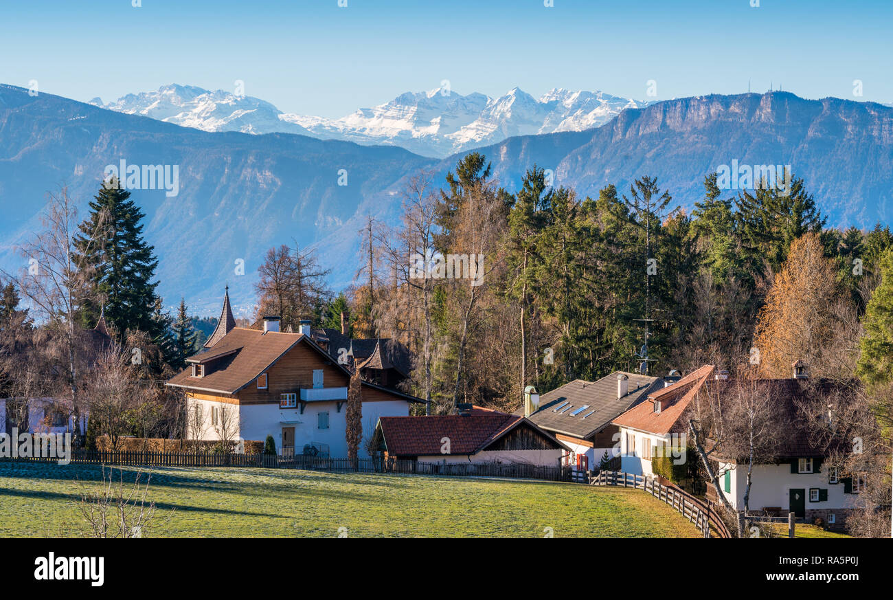 Paysage hivernal idyllique dans la région de Bolzano, Trentin-Haut-Adige, Italie du nord. Banque D'Images