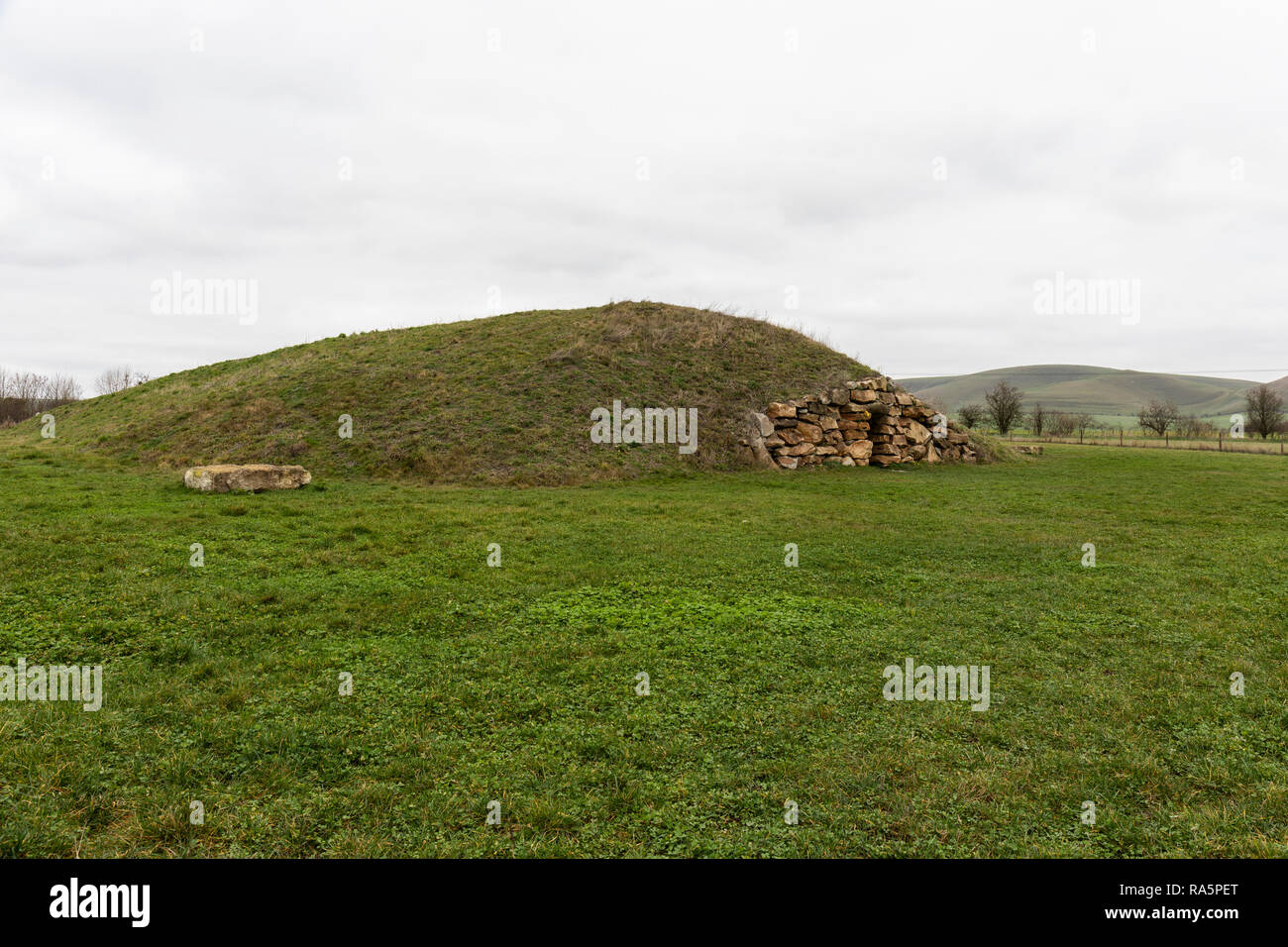 Le long Barrow à tous les Cannings - un lieu pour les restes incinérés dans les urnes, Wiltshire, Angleterre Banque D'Images