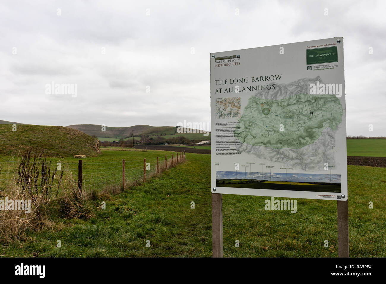 Le long Barrow à tous les Cannings - un lieu pour les restes incinérés dans les urnes, Wiltshire, Angleterre Banque D'Images