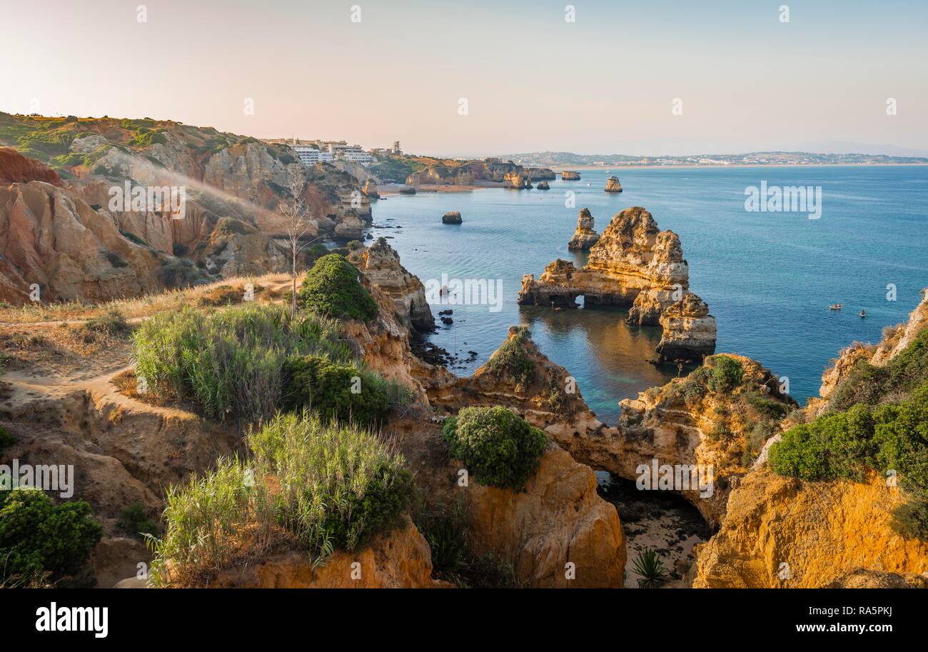 Ponta da Piedade, robuste côte rocheuse de grès, formations rocheuses dans la mer, Algarve, Lagos, Portugal Banque D'Images