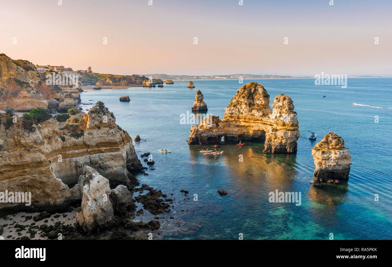 Ponta da Piedade, robuste côte rocheuse de grès, formations rocheuses dans la mer, Algarve, Lagos, Portugal Banque D'Images