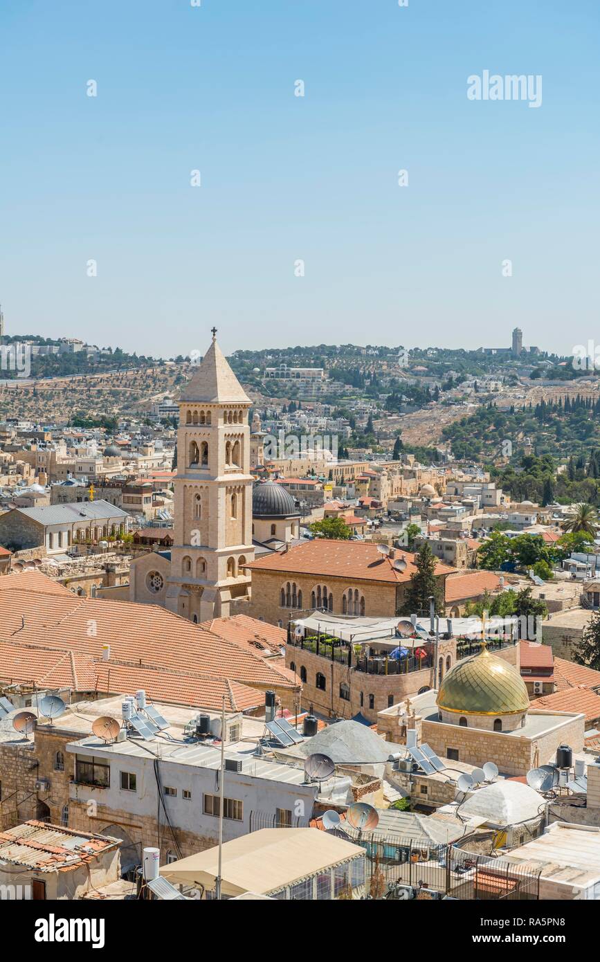 L'église du Rédempteur et le Dôme du rocher dans la mer de maisons, vue sur la vieille ville de Jérusalem, Israël Banque D'Images