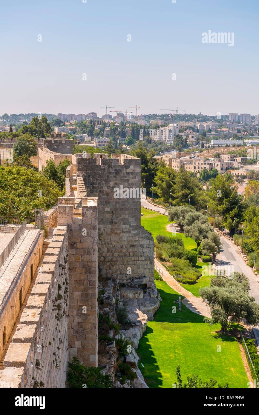 Mur de ville de la vieille ville, vue de Neustadt, Jérusalem, Israël Banque D'Images