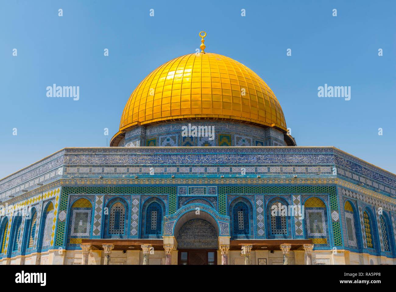 Sa façade est décorée de mosaïques et golden dome, Dôme du Rocher, également Qubbat As-sachra, Kipat Hasela, mont du Temple, Vieille Ville Banque D'Images