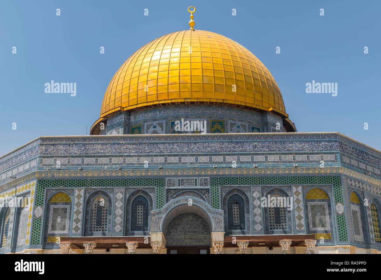 Sa façade est décorée de mosaïques et golden dome, Dôme du Rocher, également Qubbat As-sachra, Kipat Hasela, mont du Temple, Vieille Ville Banque D'Images