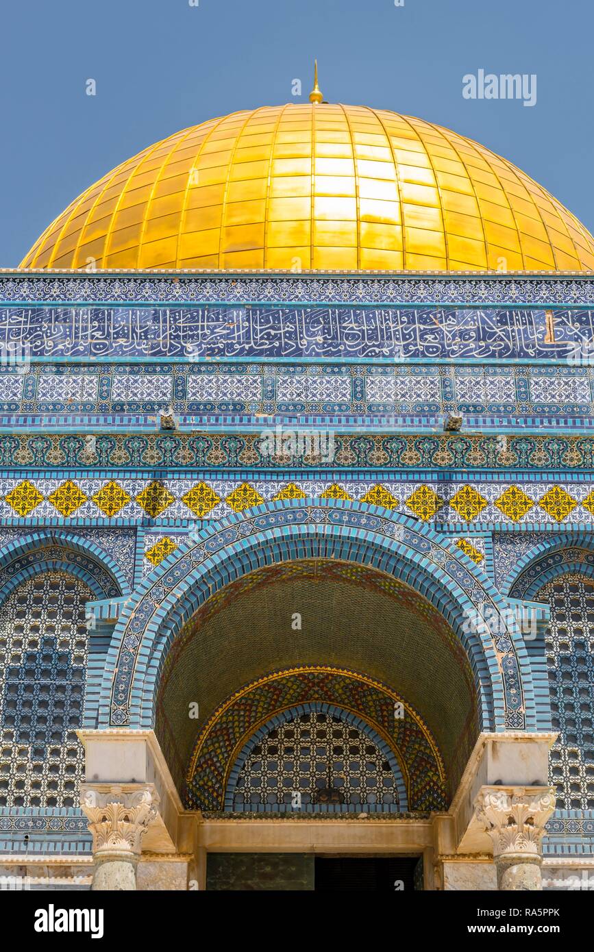 Sa façade est décorée de mosaïque, Dôme du Rocher, également Qubbat As-sachra, Kipat Hasela, mont du Temple, vieille ville, Jérusalem, Israël Banque D'Images