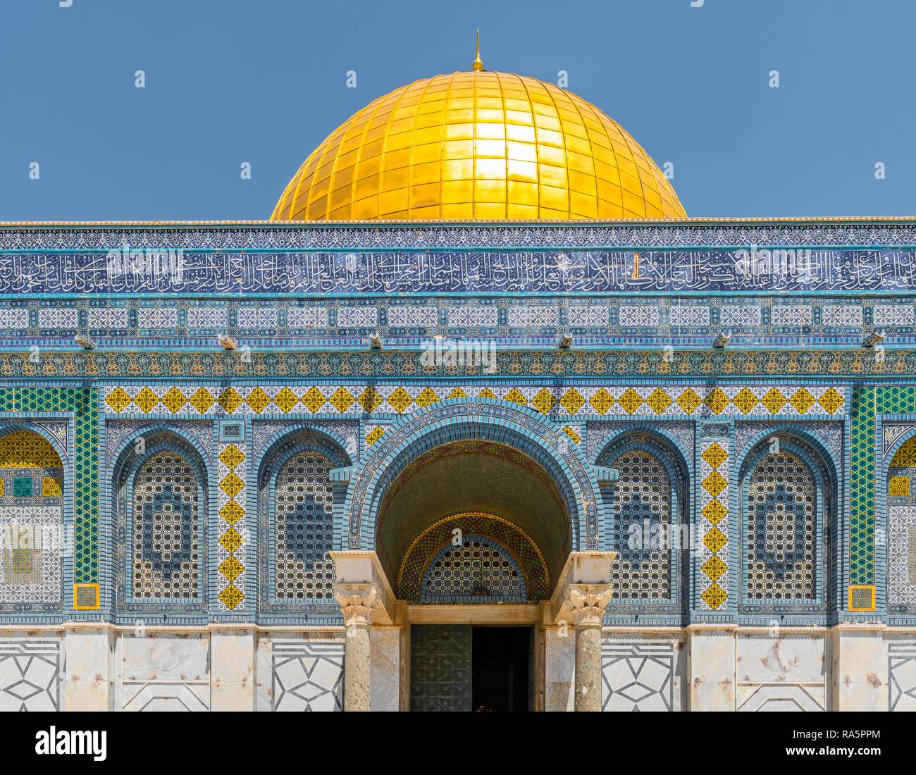 Sa façade est décorée de mosaïques et golden dome, Dôme du Rocher, également Qubbat As-sachra, Kipat Hasela, mont du Temple, Vieille Ville Banque D'Images