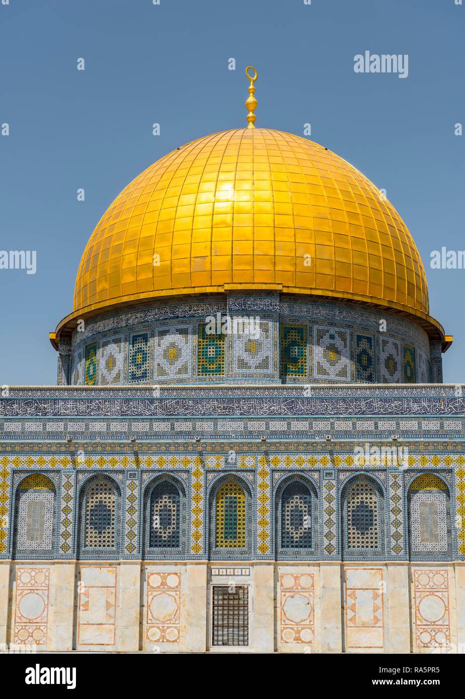 Sa façade est décorée de mosaïque et golden dome, Dôme du Rocher, également Qubbat As-sachra, Kipat Hasela, mont du Temple, Vieille Ville Banque D'Images