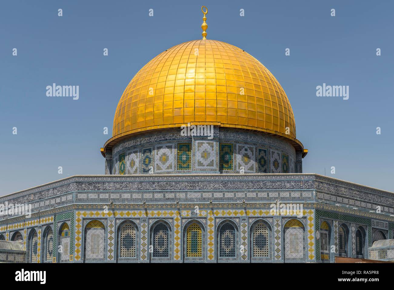Sa façade est décorée de mosaïque et golden dome, Dôme du Rocher, également Qubbat As-sachra, Kipat Hasela, mont du Temple, Vieille Ville Banque D'Images