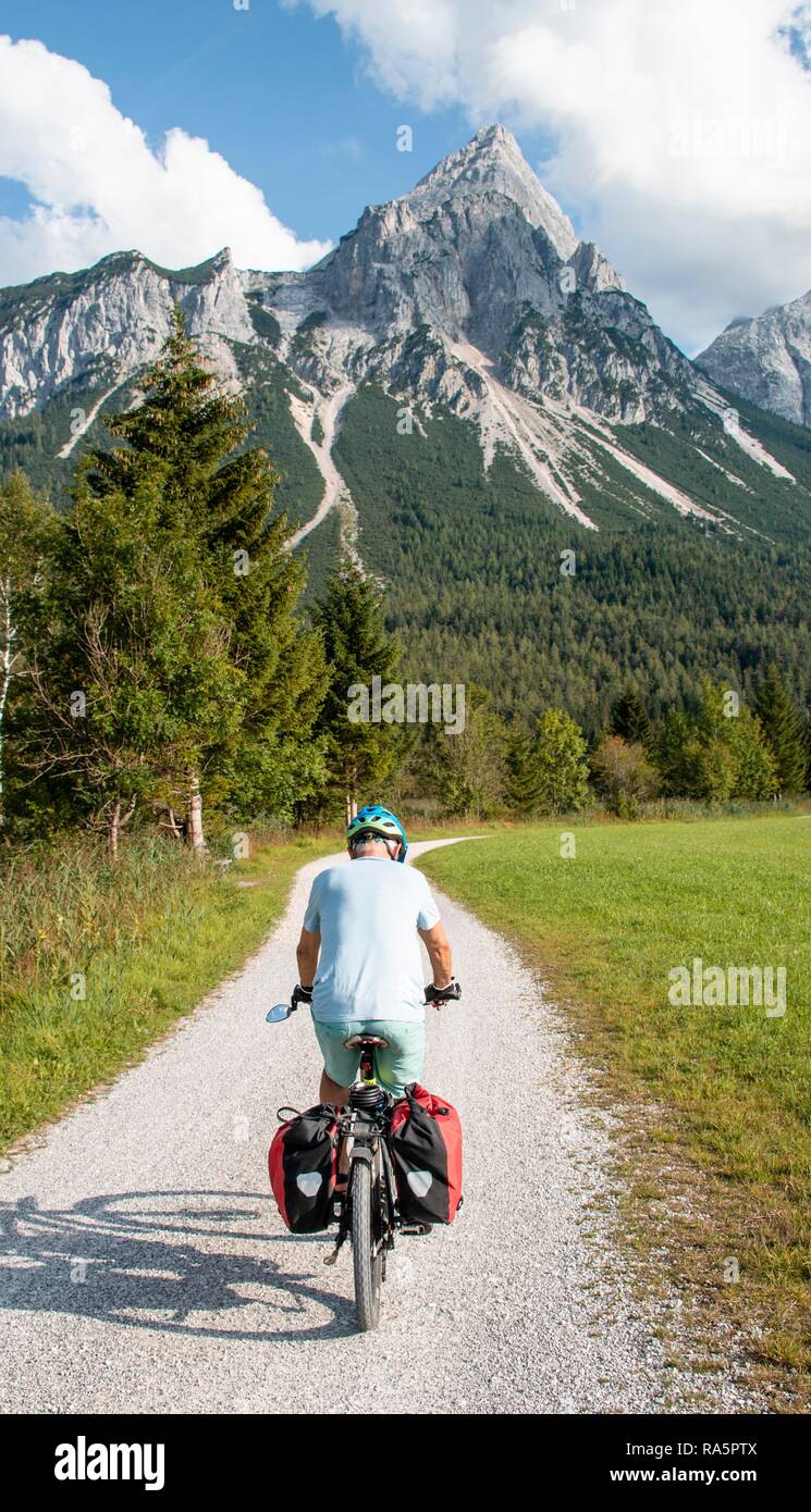 Cycliste avec vtt, sur la piste cyclable Via Claudia Augusta, traversée des Alpes, à l'arrière Sonnenspitze Banque D'Images