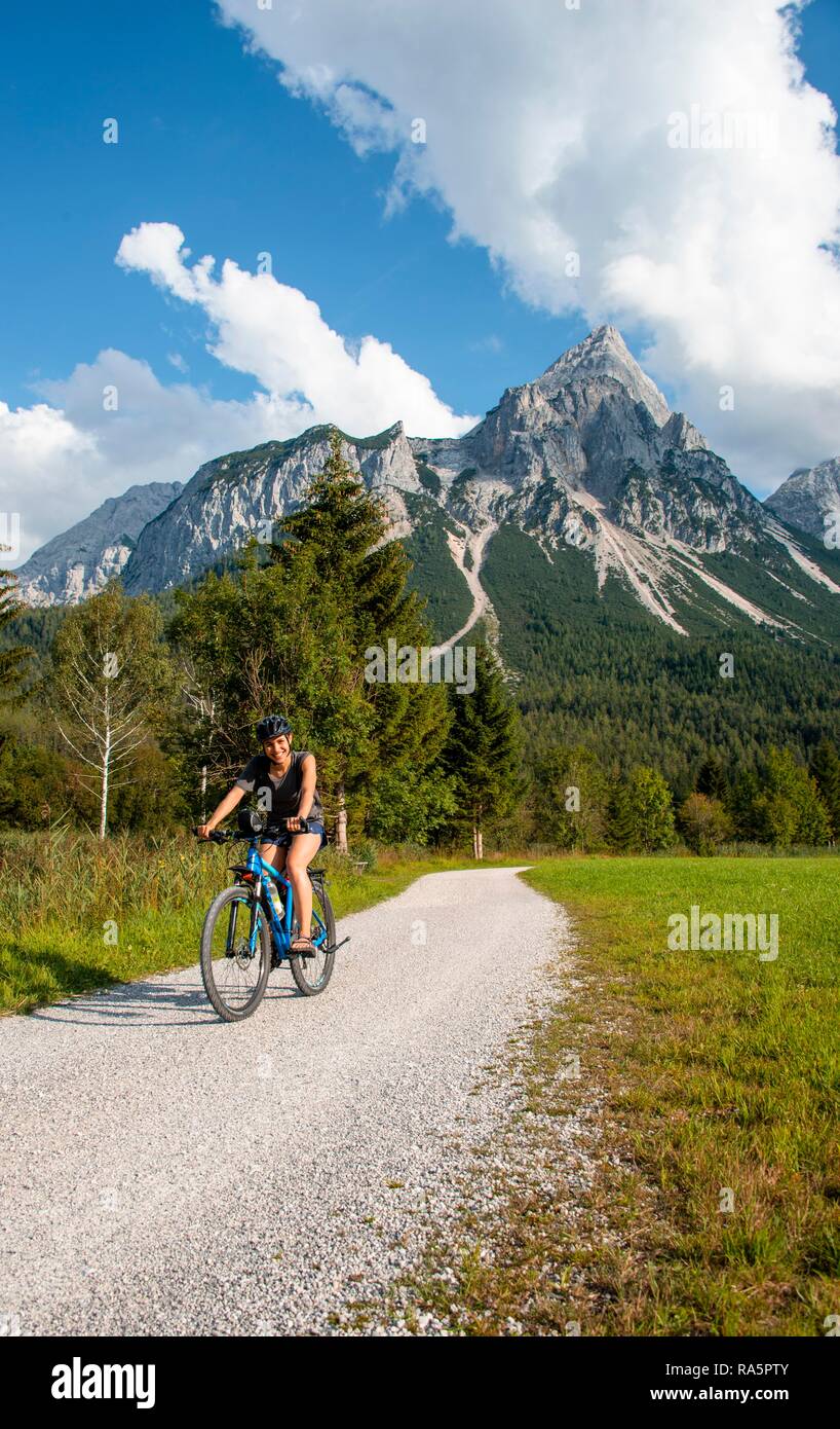 Cycliste avec vtt, sur la piste cyclable Via Claudia Augusta, traversée des Alpes, à l'arrière Sonnenspitze Banque D'Images
