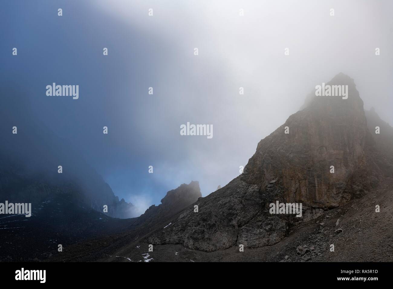 Rock la dent avec le brouillard, Ehrwald, Tyrol, Autriche Banque D'Images