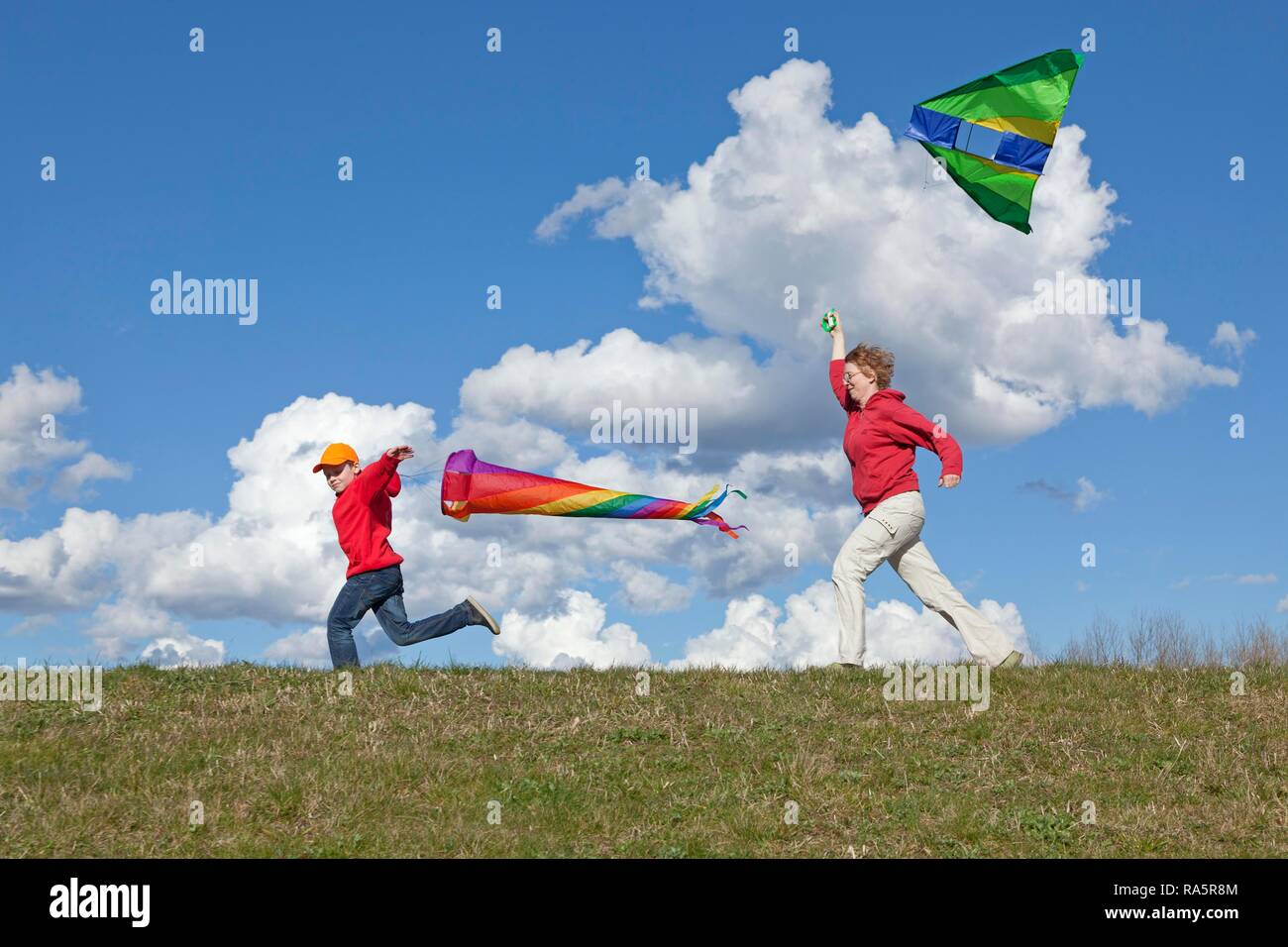 Mère et fils voler un cerf-volant et une manche, Allemagne Banque D'Images