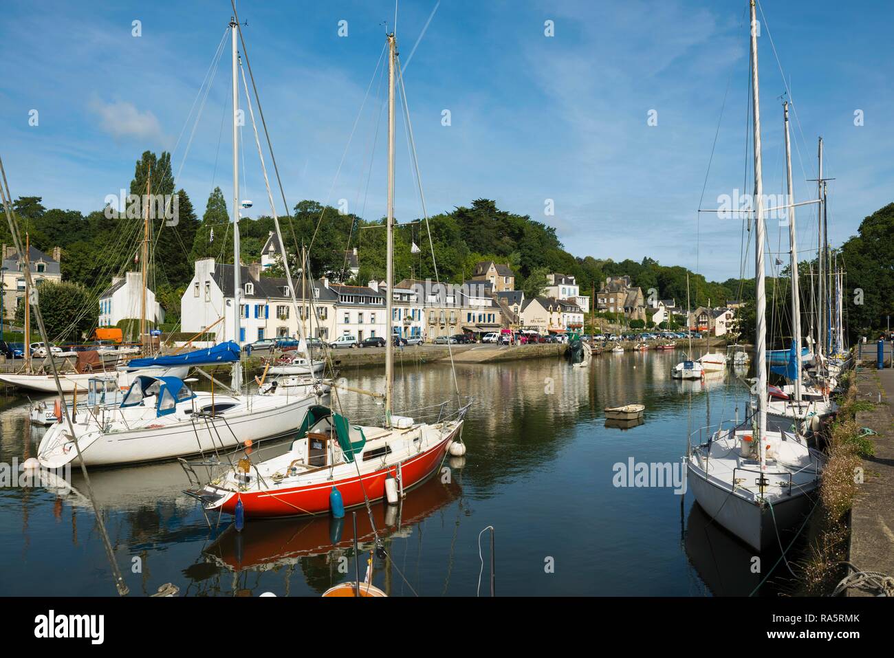 Port et vue sur la ville, Pont Aven, place de l'artiste, finistere, Bretagne, France Banque D'Images