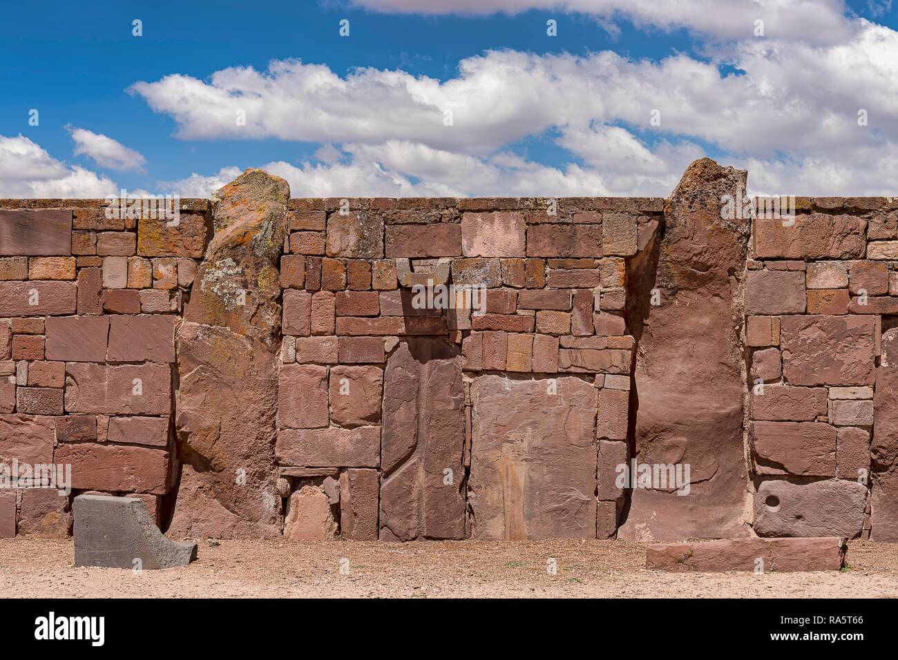 Le mur extérieur du temple Kalasasaya (lieu de les menhirs) avec de la pré-monolithes période inca, Tihuanaku, Tiawanacu Banque D'Images