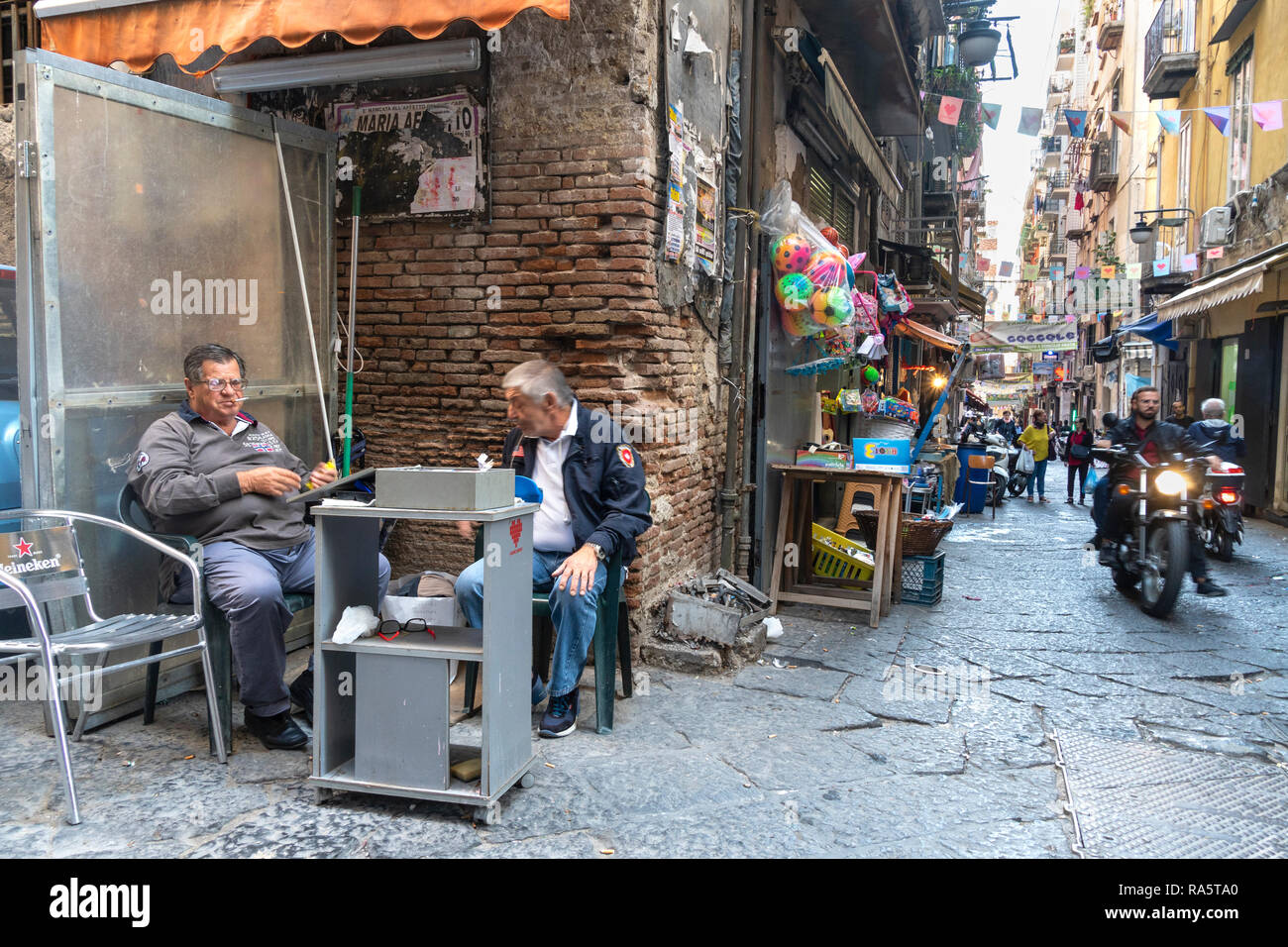 Un coin de rue de la Quartieri Spagnoli, quartier espagnol, Naples, Italie. Banque D'Images