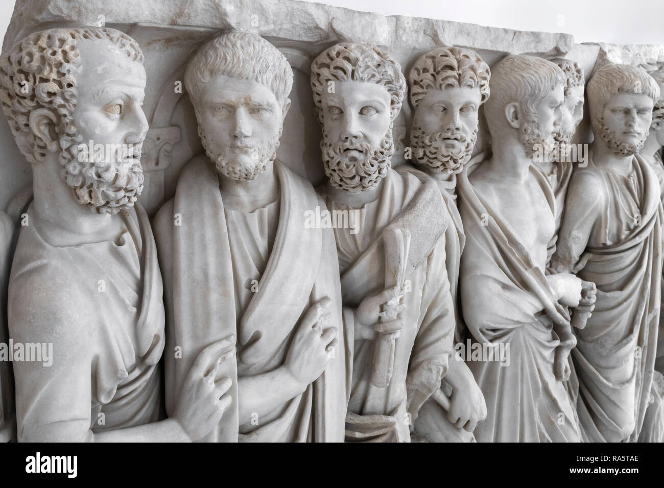 Un sarcophage romain du 3ème cen. AD, représentant des hommes en tenue traditionnelle romaine, la toge, dans le Musée Archéologique National de Naples, Italie. Banque D'Images