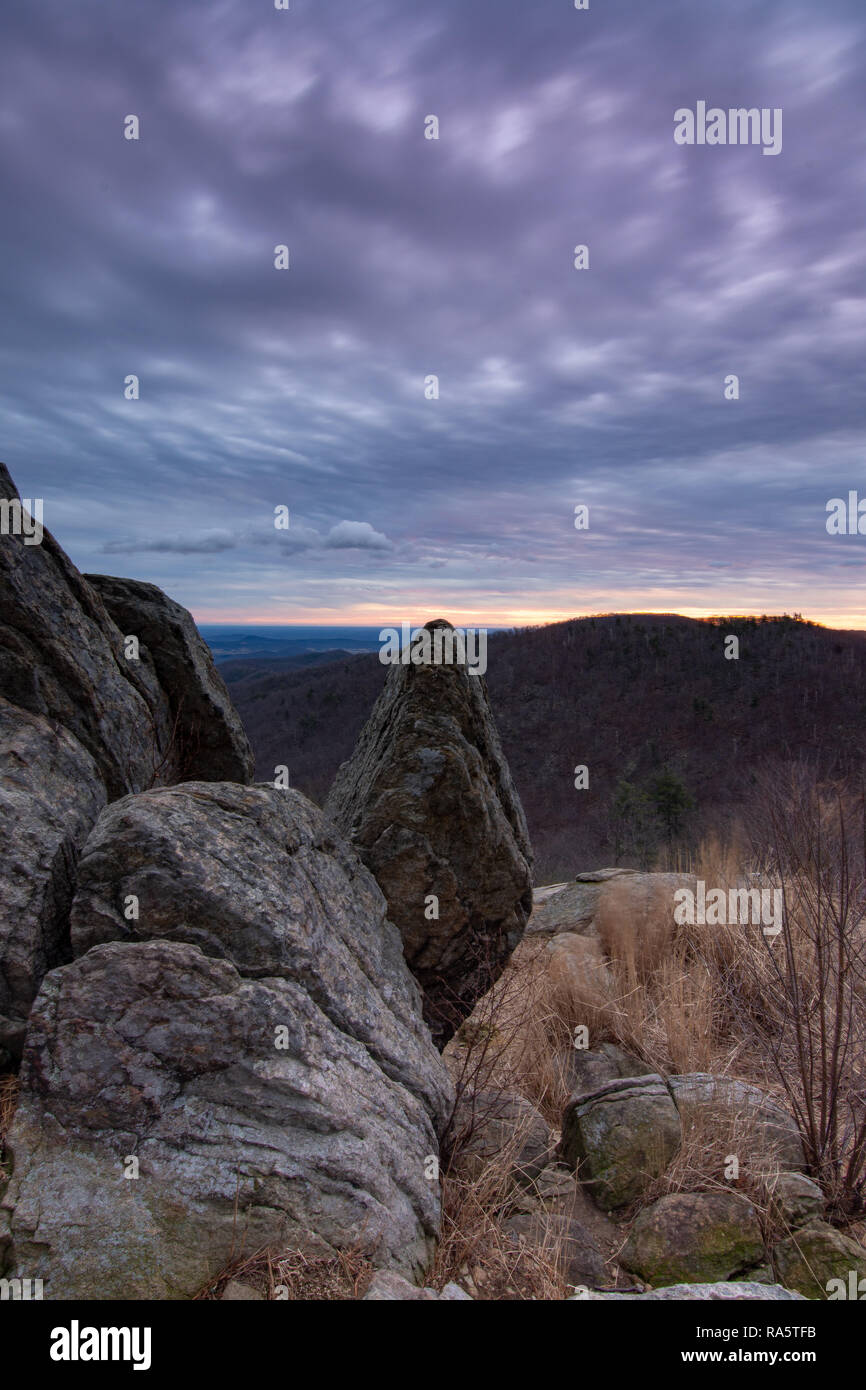 Rock a souligné durant le lever du soleil à Tunnel oublier dans Shenandoah National Park Banque D'Images