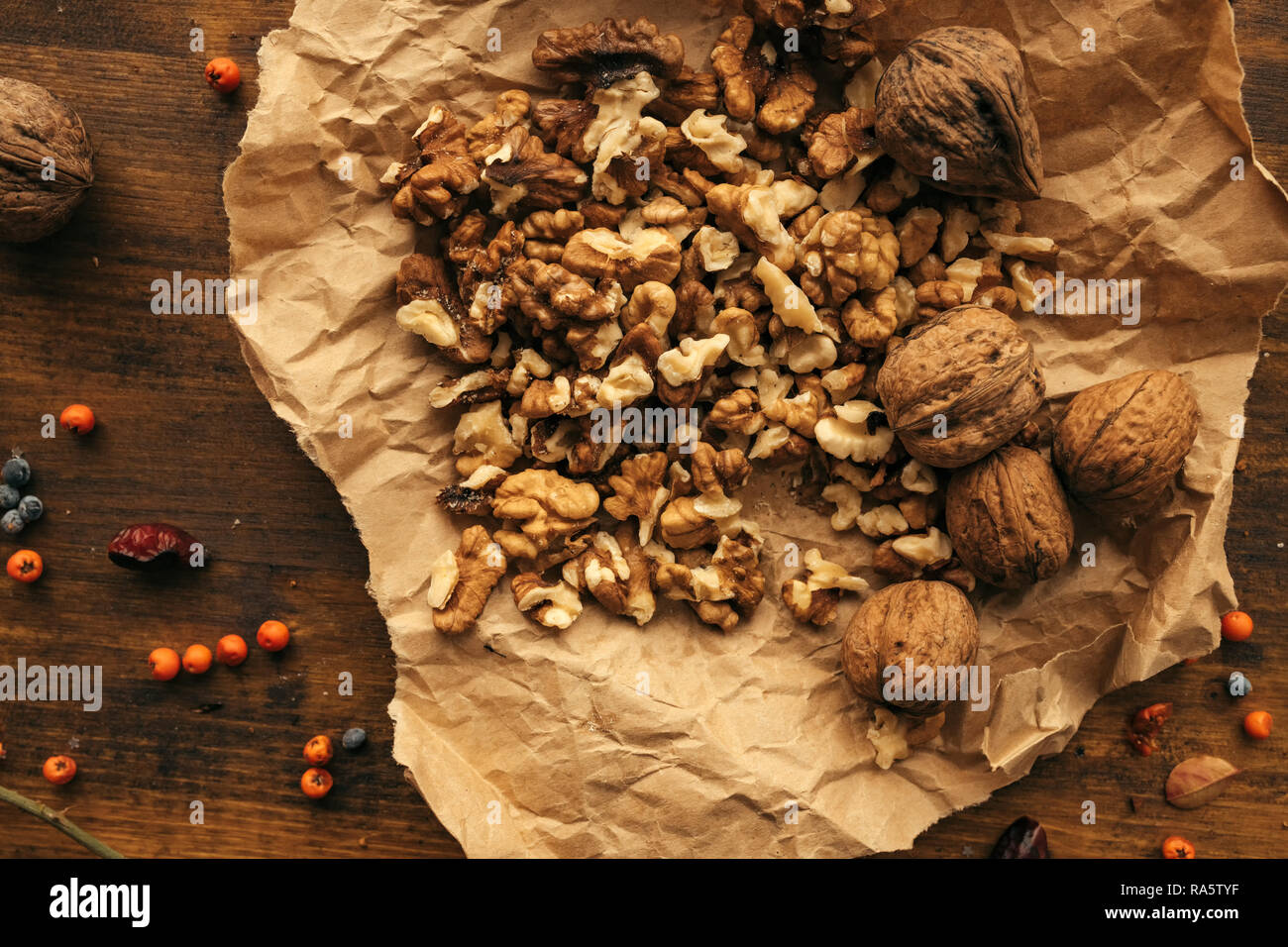 Les cerneaux de noix en vue de dessus de papier froissé Banque D'Images