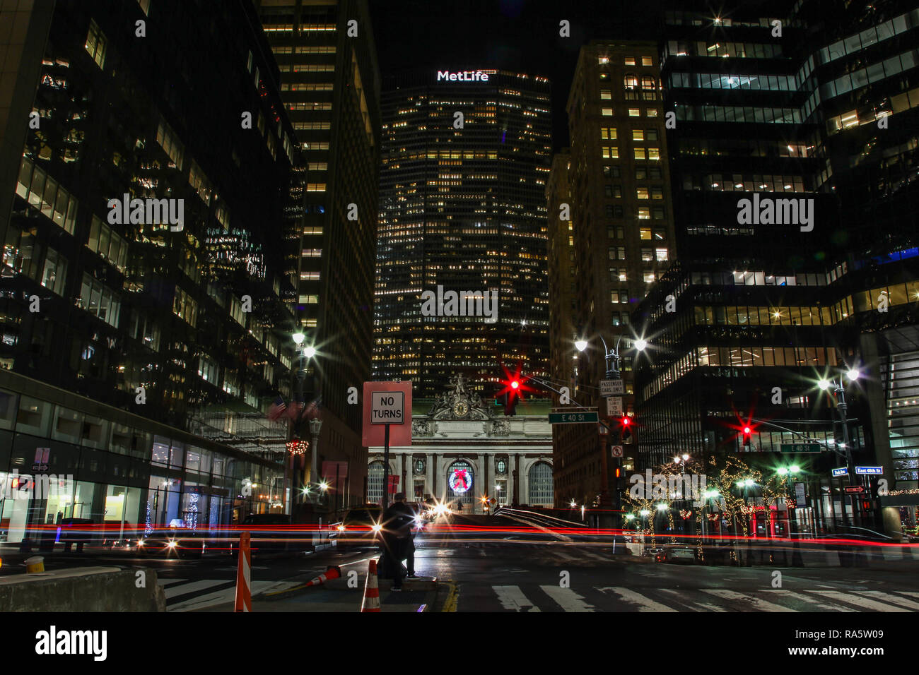 NEW YORK, NY, USA - 27 décembre 2018 : de belles soirées avec street et bâtiments près de Grand Central Terminal avec MetLife Building Banque D'Images