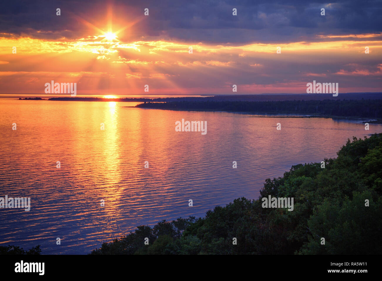 Le littoral du lac Michigan au coucher du soleil. Une vue panoramique de la route du Pont de la rivière parc surplombant la baie Epoufette dans la Péninsule Supérieure du Michigan. Banque D'Images