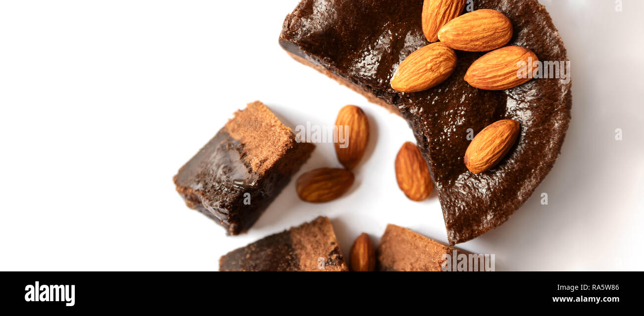 Gâteau au chocolat aux amandes sur un fond blanc. Banque D'Images