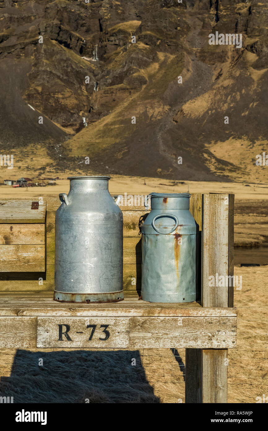 Bidons de lait, la façon dont ils ont l'air, à l'abri, une structure de pierre et de gazon traditionnel construit en 1948 par un agriculteur comme un refuge pour les gens et pour kee Banque D'Images