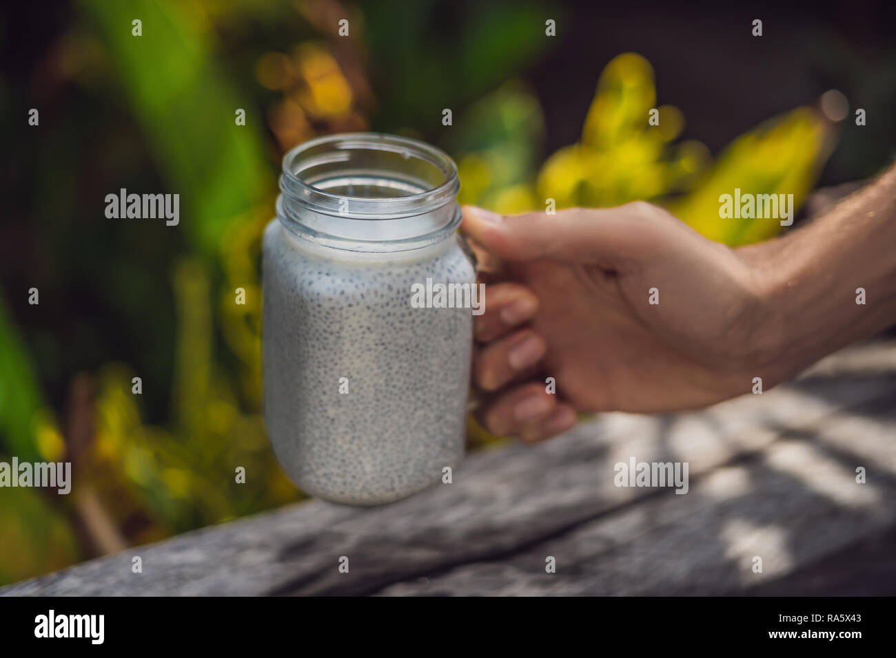 Couches sain dessert avec chia pudding dans un pot Mason sur fond rustique Banque D'Images